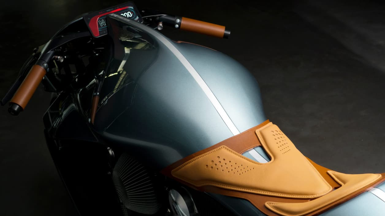 Cette moto ne pèse que 180 kilos, grâce à du titane, de l'aluminium, ou encore de la fibre de carbone. Cette moto ne pèse que 180 kilos, grâce à du titane, de l'aluminium, ou encore de la fibre de carbone.