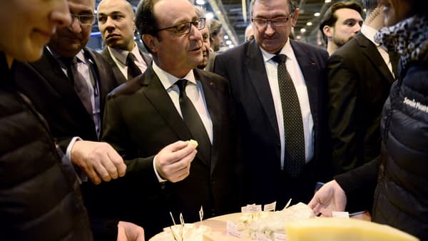 François Hollande déguste du fromage au Salon de l'Agriculture, le 21 février. 