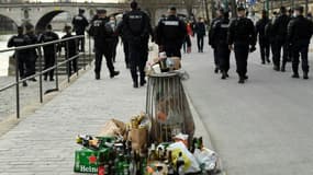 Une évacuation des quais de Seine, à Paris.