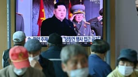Des images d'archives du leader nord-coréen Kim Jong Un sont diffusées sur un écran de télévision dans une gare de Séoul, le 10 octobre 2020 en Corée du Sud