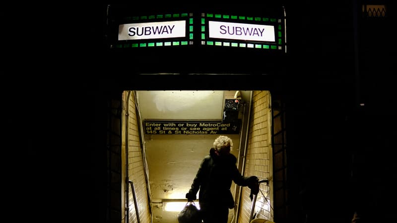 Poussé sur les rails du métro de New York, il survit au passage du train