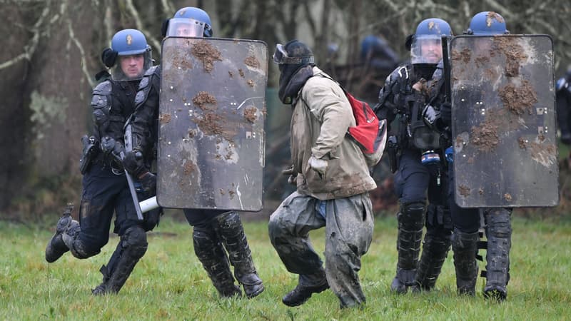 Forces de l'ordre et zadistes s'affrontent à Notre-Dame-des-Landes, mardi 10 avril 2018