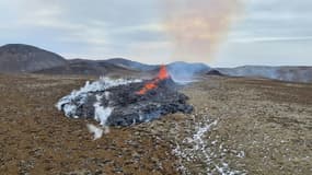 Une coulée de lave s'échappe d'une faille près d'un volcan en éruption à proximité de Grindavik (Islande), le 5 avril 2021 (illustration)