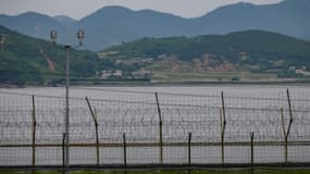 Vue du paysage de Corée du Nord derrière les fils de fer barbelés clôturant la Zone démilitarisée (DMZ) entre le Nord et la Corée du Sud, depuis l'île sud-coréenne de Gyodong le 18 juin 2020. (Photo d'illustration)