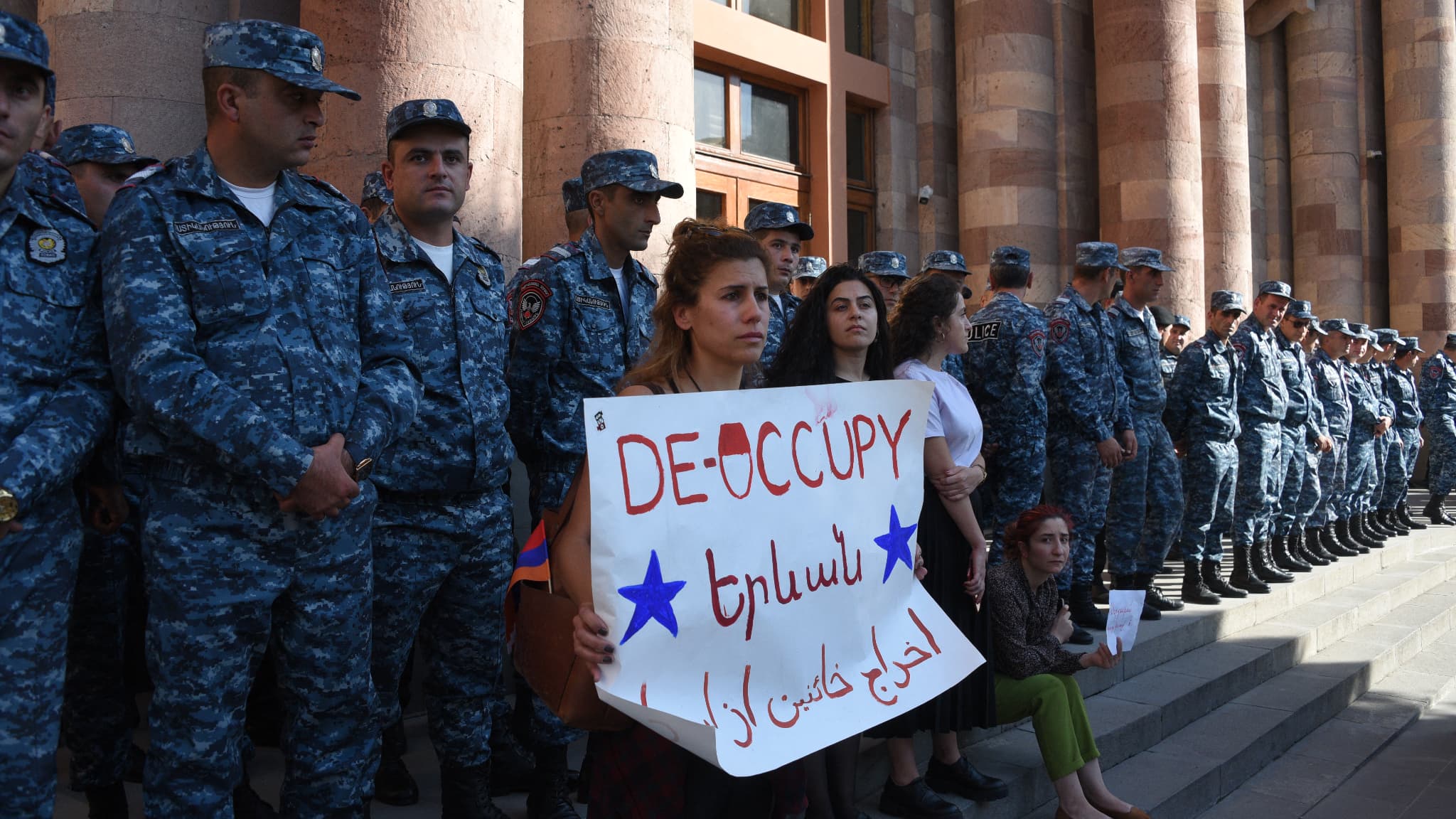 Des Arméniens manifestent pour exhorter le gouvernement à répondre à l'opération militaire azerbaïdjanaise lancée contre la région séparatiste du Haut-Karabakh devant le bâtiment du gouvernement dans le centre d'Erevan, le 19 septembre 2023.