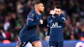 Kylian Mbappé devant Lionel Messi