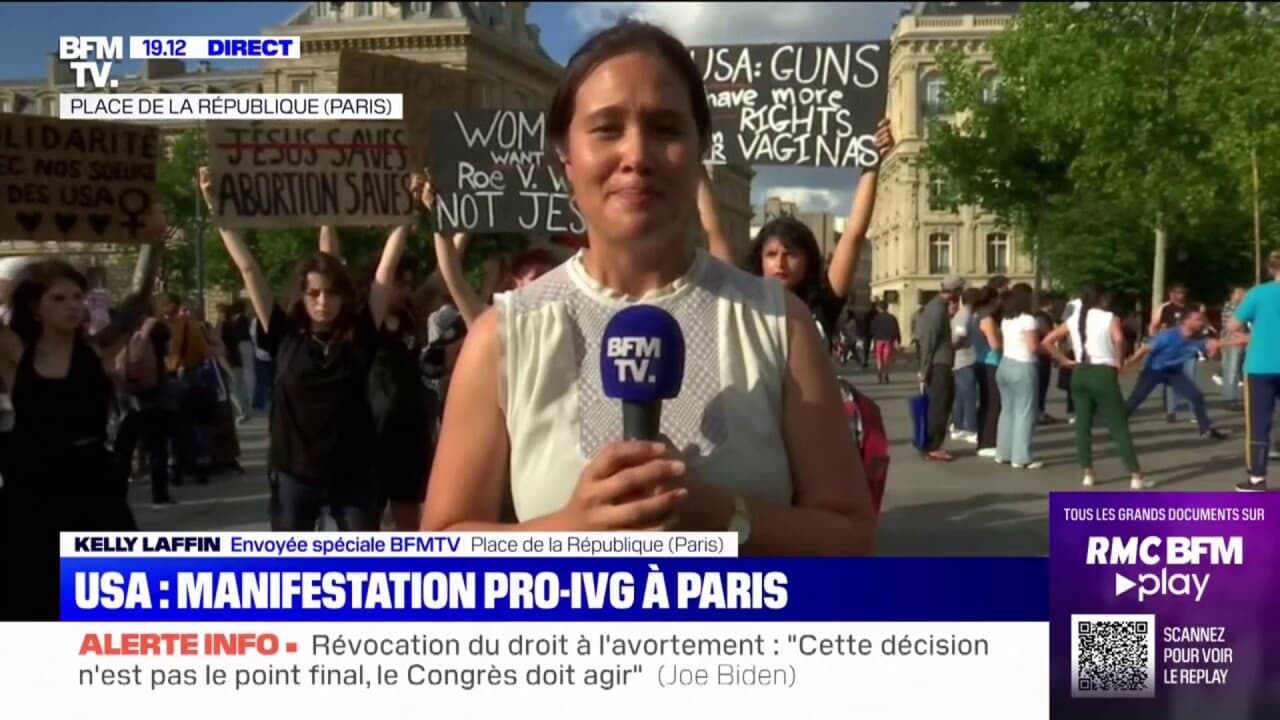 À Paris Des Manifestantes Rassemblées Sur La Place De La République Pour Dénoncer La Révocation 