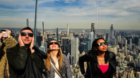 Des Américains attendent l'eclipse totale à New York, le 8 avril 2024