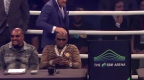 Conor McGregor caresse la tête de Conor McGregor