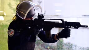 Un officier des brigades anticriminalité (BAC) tient un fusil d'assaut HK G36, le 29 février 2016 à Paris.
