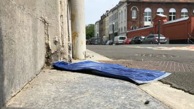 Enveloppe contenant des tracts pour les élections régionales, à Lille