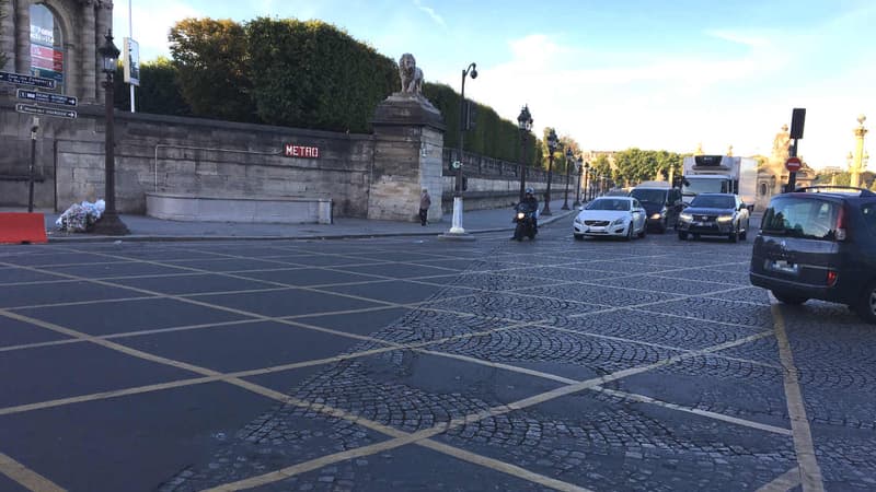 Le nouveau marquage, ici place de la Concorde, à Paris. La Mairie l'expérimente, sans préciser si les automobilistes risquent d'être verbalisés, s'ils sont arrêtés sur les lignes jaunes.