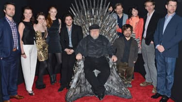 George R. R. Martin, entouré d'une partie des acteurs de "Game of Thrones".