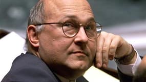 Le projet présidentiel du Parti socialiste est marqué du sceau de la crédibilité budgétaire, selon l'ancien ministre de l'Economie Michel Sapin, chargé de chiffrer les mesures envisagées entre 2012 et 2017. /Photo d'archives/REUTERS/Charles Platiau
