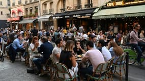 Les terrasses des restaurants et des cafés de la rue de Buci à Paris le 2 juin 2020