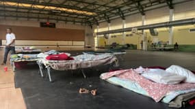 Une cinquantaine de personnes sans-abris occupent le gymnase Bellecombe à Lyon depuis le 22 juin 2023, faute d'hébergement d'urgence.