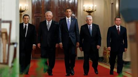 Le président égyptien Hosni Moubarak, le Premier ministre israélien Benjamin Netanyahu, le président américain Barack Obama, le président de l'Autorité palestinienne Mahmoud Abbas et le roi Abdallah II de Jordanie (de gauche à droite). Barack Obama a pres