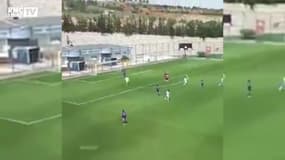 Le gardien marque contre son camp sur... un câlin de son défenseur