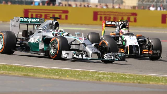 La Mercedes de Lewis Hamilton face à la Force India de Nico Rosberg