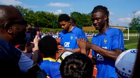 Eduardo Camavinga et Wesley Fofana signent des autographes pour les supporters français, le 12 juin 2023