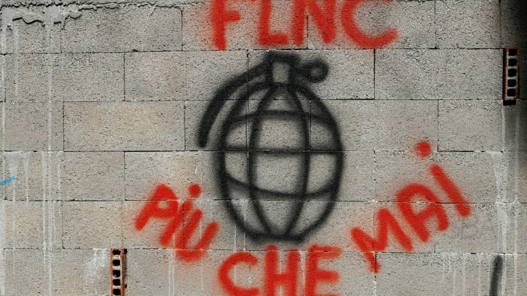 Un graffiti du FLNC (Front de libération nationale de la Corse) indiquant "Piu che mai" (plus que jamais) sur un mur de Sarrola-Carcopino, en Corse en juin 2019 