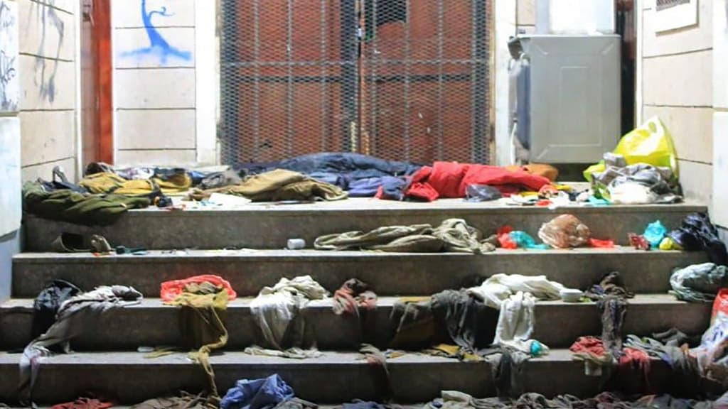 Des vêtements éparpillés sur les lieux de la bousculade à Sanaa, au Yémen, le 20 avril 2023.