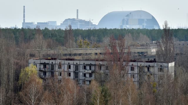 La centrale de Tchernobyl depuis la ville fantôme de Pripiat le 8 avril 2016 - Sergei Supinsky - AFP