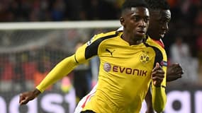Ousmane Dembélé passe devant Benjamin Mendy