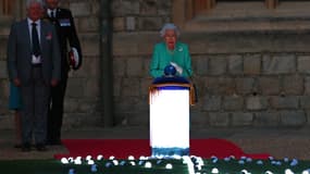 La reine Elizabeth II lançant l'illumination de signaux lumineux depuis la cour du château de Windsor à l'occasion de son jubilé, le 2 juin 2022.