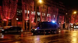 Un camion de la gendarmerie sur les Champs-Élysées après les célébrations du Nouvel An à Paris, le 1er janvier 2019.
