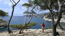 Un touriste prend une photo dans le Parc national des Calanques, près de Marseille, le 24 juin 2022