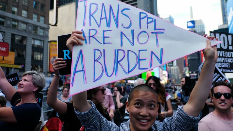 Des manifestants réunis contre la décision de Donald Trump d'interdire l'armée aux personnes transgenres, le 26 juillet 2017.