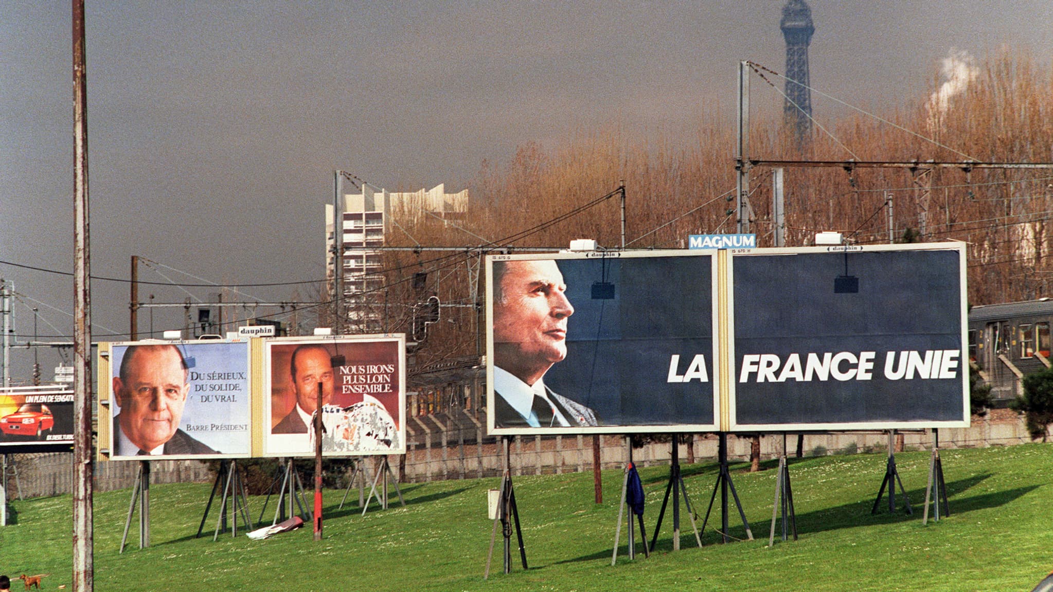 L'affiche de campagne de François Mitterrand en 1988, "La France unie", a le génie de l'évidence, même si Jacques Pilhan la jugera "conformiste" L'affiche de campagne de François Mitterrand en 1988, "La France unie", a le génie de l'évidence, même si Jacques Pilhan la jugera "conformiste"