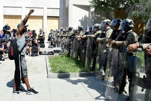 Un manifestant fait face à la police militaire le 3 juin 2020 près de la Maison Blanche à Washington Un manifestant fait face à la police militaire le 3 juin 2020 près de la Maison Blanche à Washington
