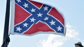 Le drapeau confédéré flotte sur un mémorial aux victimes de la guerre de Sécession, à Columbia, le 20 juin.