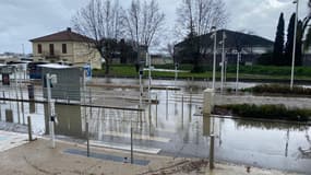 La chaussée inondée avenue Francis Tonner, face au Cineum, à Cannes (Alpes-Maritimes).