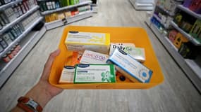 Photographie de plusieurs boîtes de pilule dans une pharmacie le 23 mars 2023, à Colomiers, en France