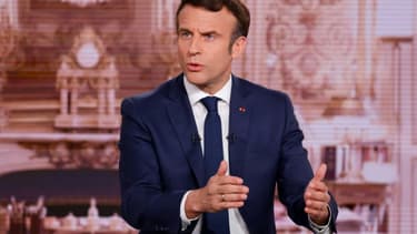 Le président Emmanuel Macron sur la chaîne de télévision TF1 à Boulogne-Billancourt, près de Paris, le 6 avril 2022
