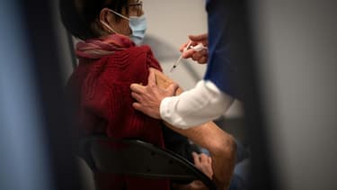 Une personne vaccinée dans un centre de vaccination à Nantes, le 9 mars 2021