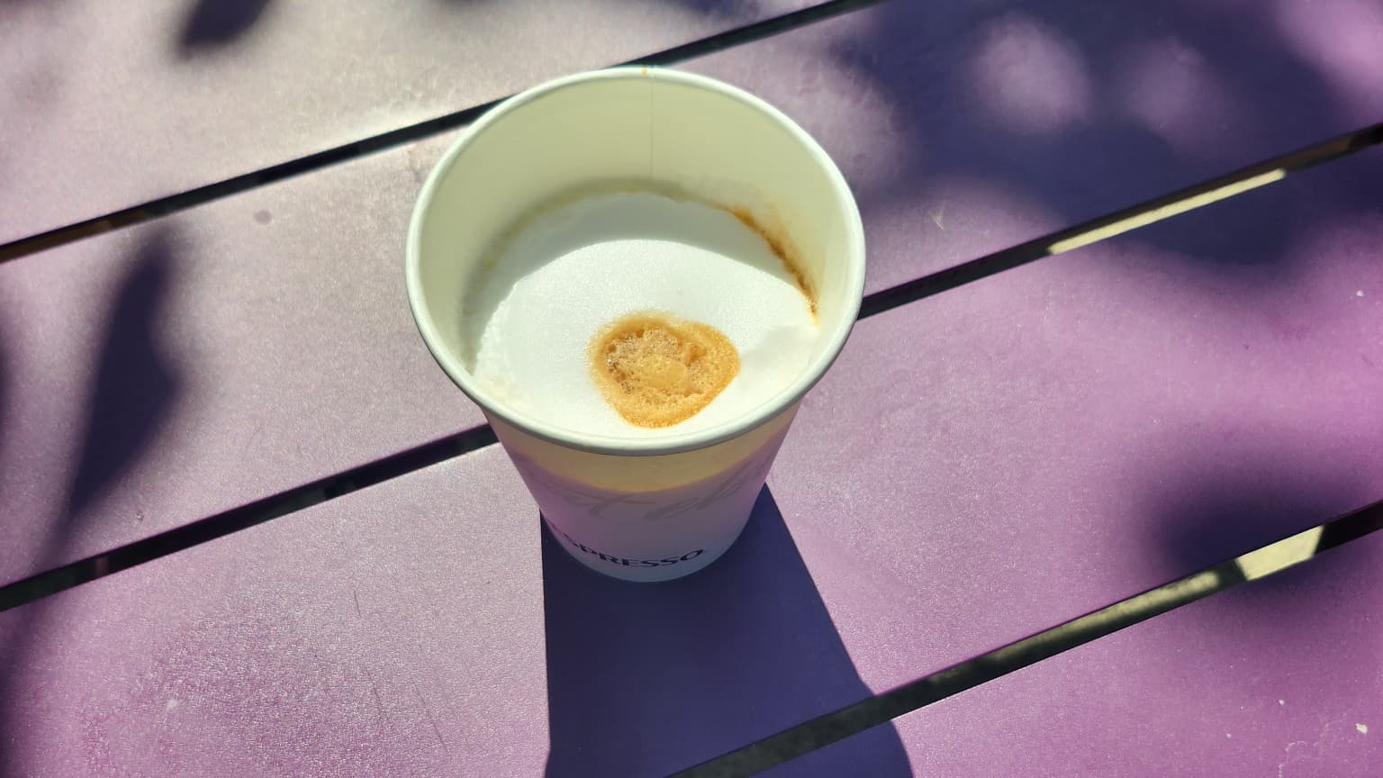 Le rendu en pleine lumière saisit bien les ombres et les détails