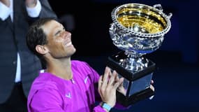 Rafael Nadal remporte l'Open d'Australie le 30 janvier 2022.