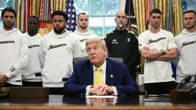 Timothy Weah, 2e en partant de la gauche, derrière Donald Trump avec la Juventus à la Maison Blanche le 18 juin 2025