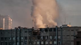 De la fumée s'élève d'un bâtiment victime d'une explosion le lundi 17 septembre, à Kiev