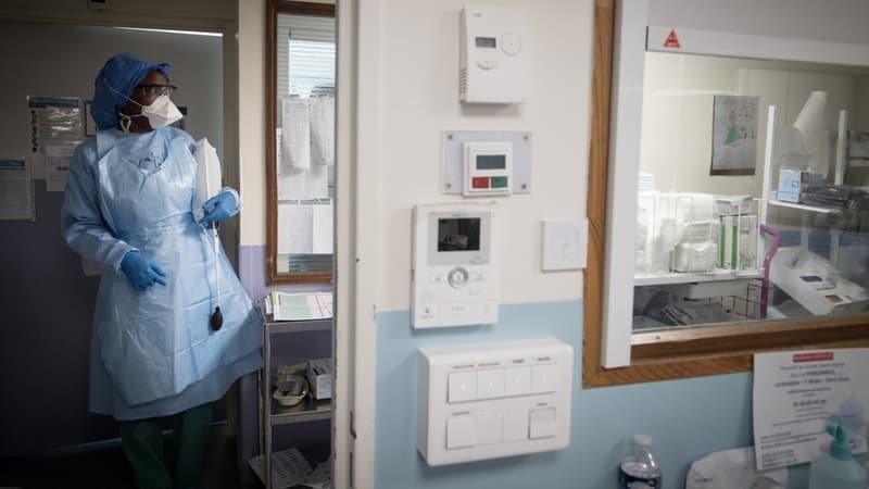 Une infirmière de l'hôpital Lariboisière le 27 avril dernier.