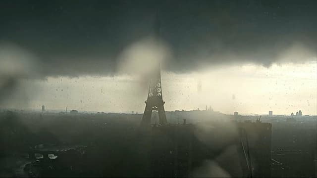 Météo: l'image impressionnante de la tour Eiffel en plein orage
