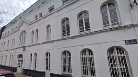 Un jeune couple parisien s'est lancé le défi de transformer l'ancien couvent des Carmes en théâtre.