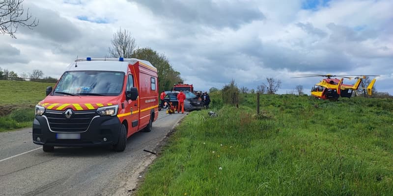 Deux blessés dont un grave dans une collision entre un poids lourd et une voiture à Savigny, dans le Manche, le 17 avril 2024.