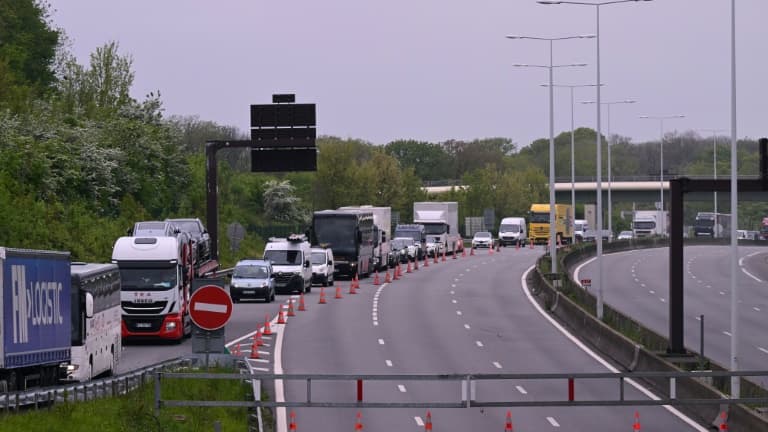 Vue d'une partie de l'autoroute A13 fermée à Versailles, à l'ouest de Paris, le 19 avril 2024