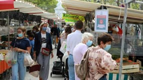 Des clients déambulent dans les allées d'un marché à Paris, le 27 août 2020 où le masque va devenir obligatoire