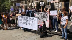 Des pancartes "Bienvenue à Pédoland" ont été brandies devant l'Hôtel de Ville pour réclamer la démission de Christophe Girard.